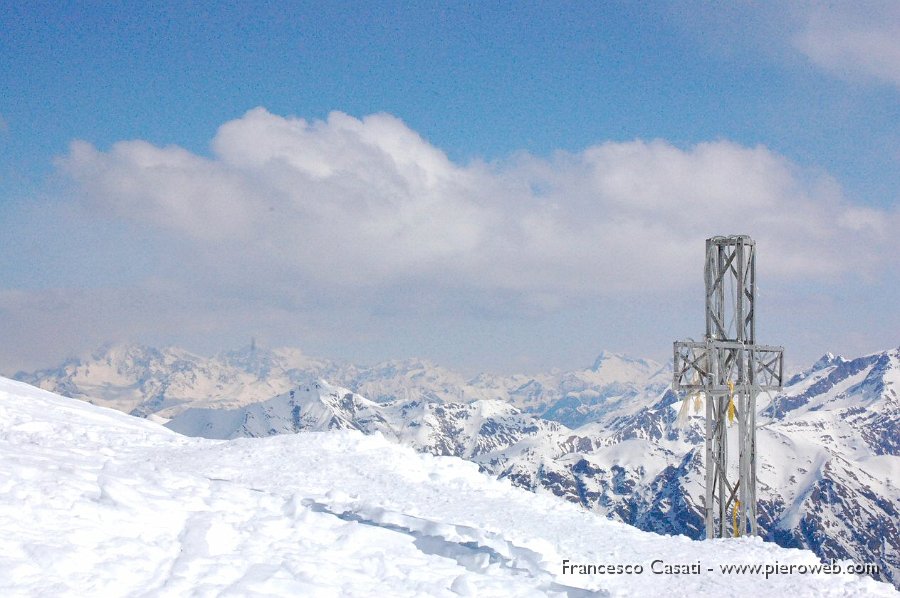 12 La croce di vetta e le Alpi sullo sfondo.JPG